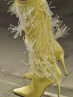 Soluk Sarı Pembe Sivri Burun Saten Diz Çizmeler kadın Kış Saçak Yan Fermuar Uzun Çizmeler Lüks Tasarım Podyum Gösterisi Ayakkabı